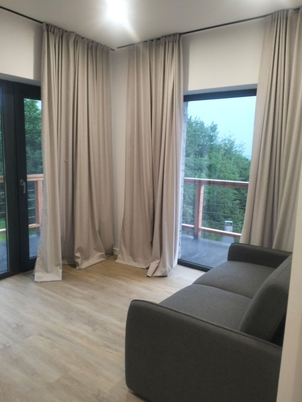 Family Room cu canapea extensibilă și ușă spre balcon